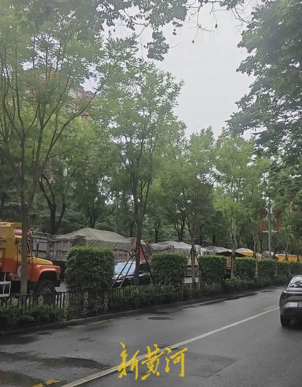 直击西安在建地铁周边地面塌陷现场：附近居民已被疏散，工程车辆排起长队