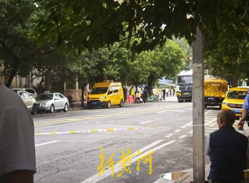 直击西安在建地铁周边地面塌陷现场：附近居民已被疏散，工程车辆排起长队
