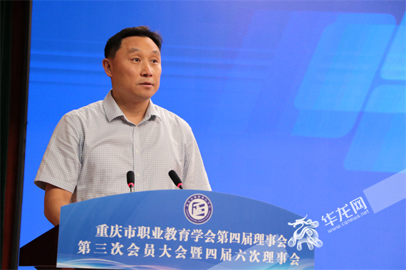 重庆市教委二级巡视员谯建讲话。陈佳 摄