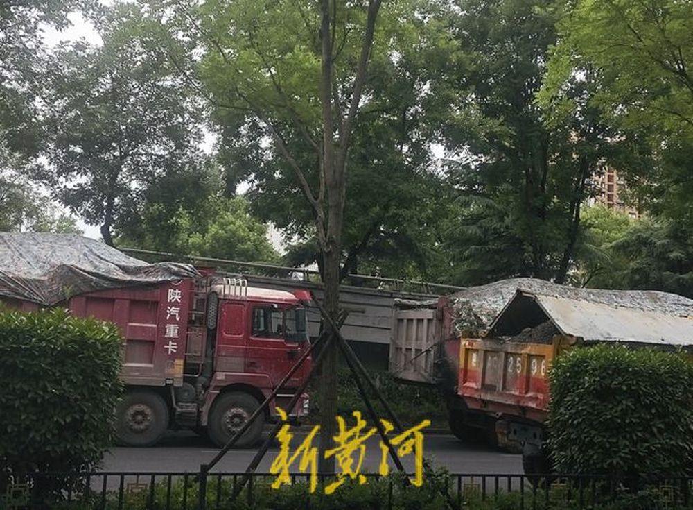直击西安在建地铁周边地面塌陷现场：附近居民已被疏散，工程车辆排起长队