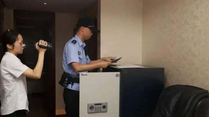 男子欠款330万拒不还钱!法院上门强制腾房,车库里却发现......