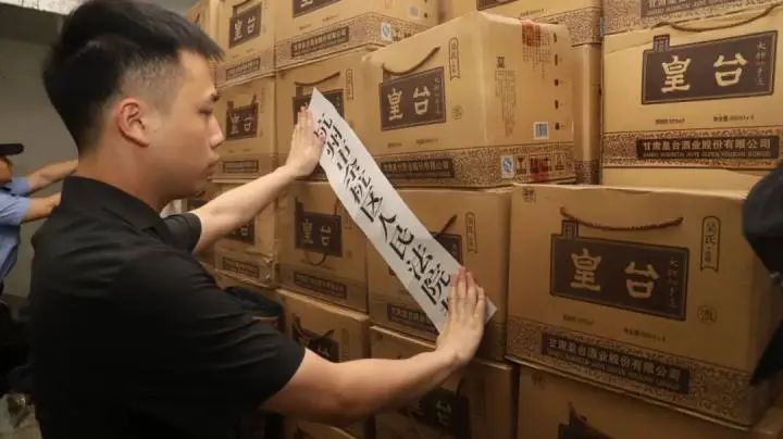 男子欠款330万拒不还钱!法院上门强制腾房,车库里却发现......