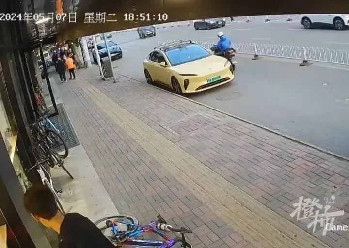 13岁男孩骑车逆行，撞上价值十几万元自行车，被索赔近3万！家长：接受不了
