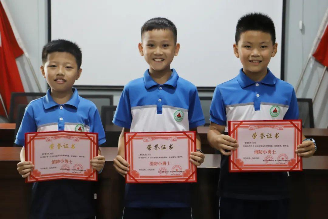3名小学生教科书式救火：用电话手表报警，1人原地呼救，2人在村口接应消防车
