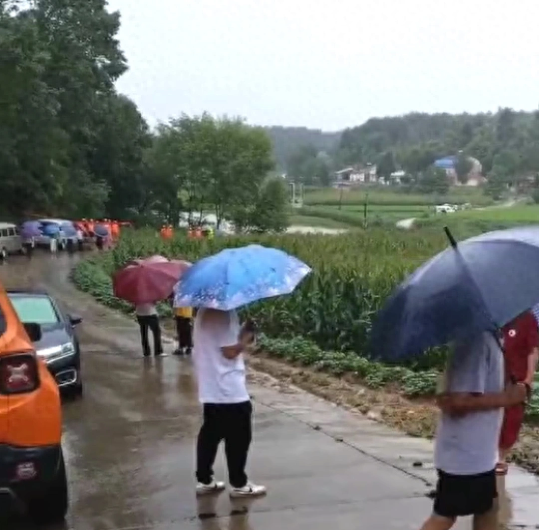 湖北随州一车辆过桥时被水冲走，多部门处置！当地：正救援，失联人数待核实