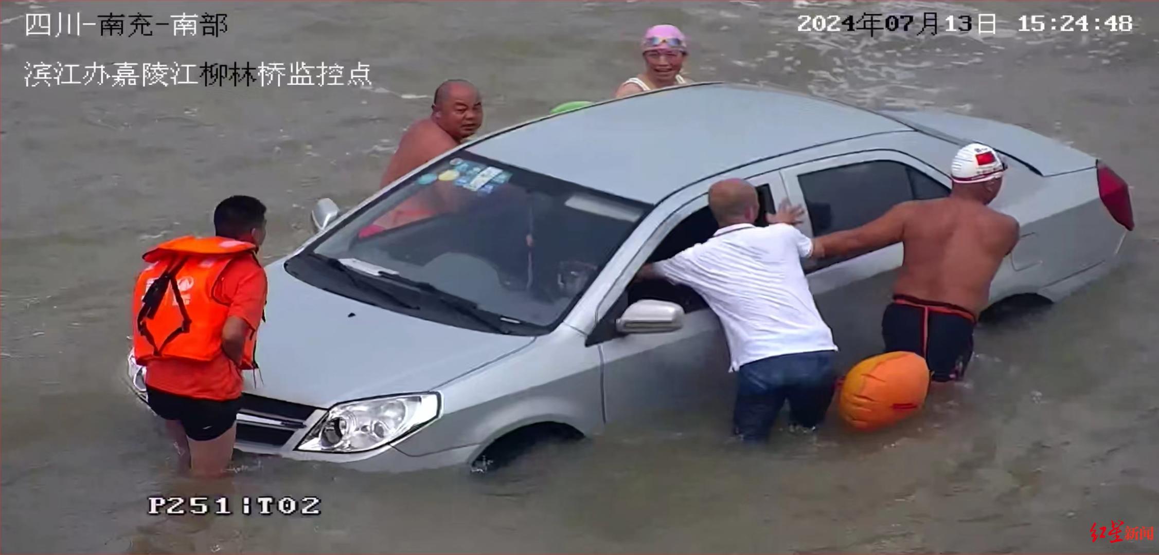 “洪水中多人推车”视频引关注，带头帮70岁老人推车的社区书记：这就是个小事情