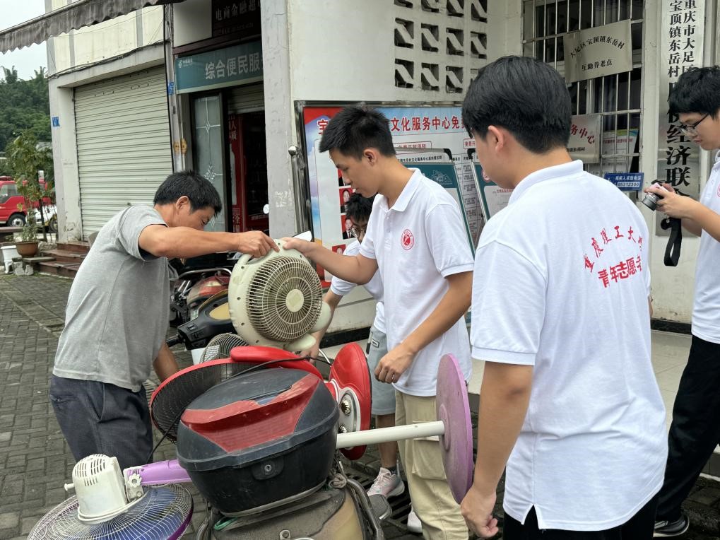 志愿者帮助村民送返修复家电
