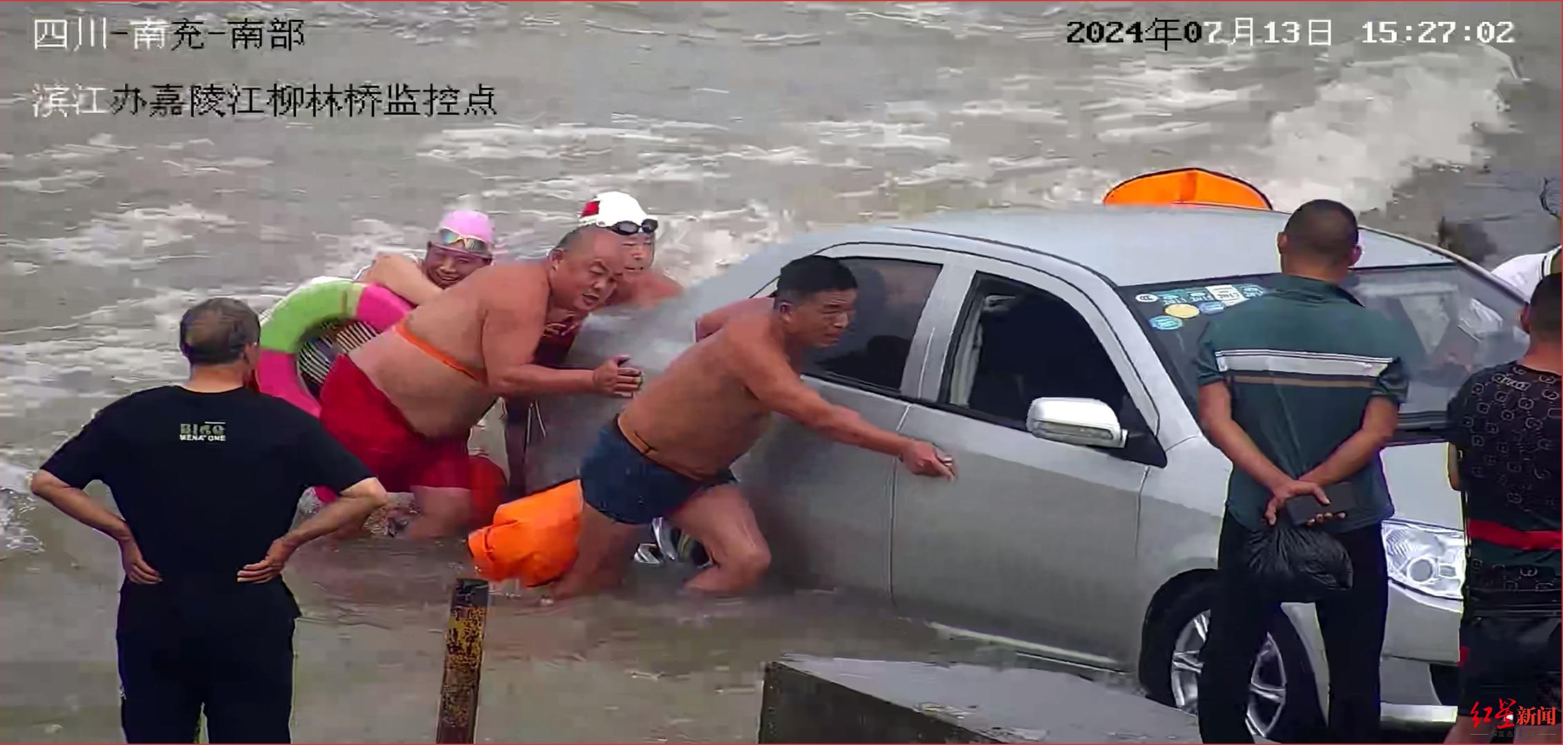 “洪水中多人推车”视频引关注，带头帮70岁老人推车的社区书记：这就是个小事情