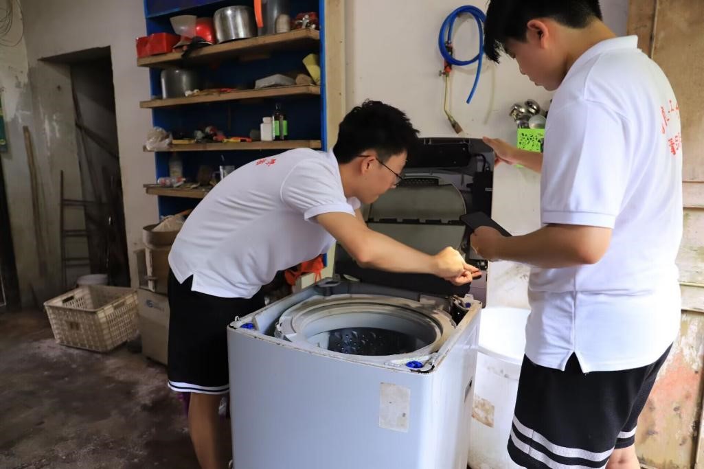 志愿者维修洗衣机