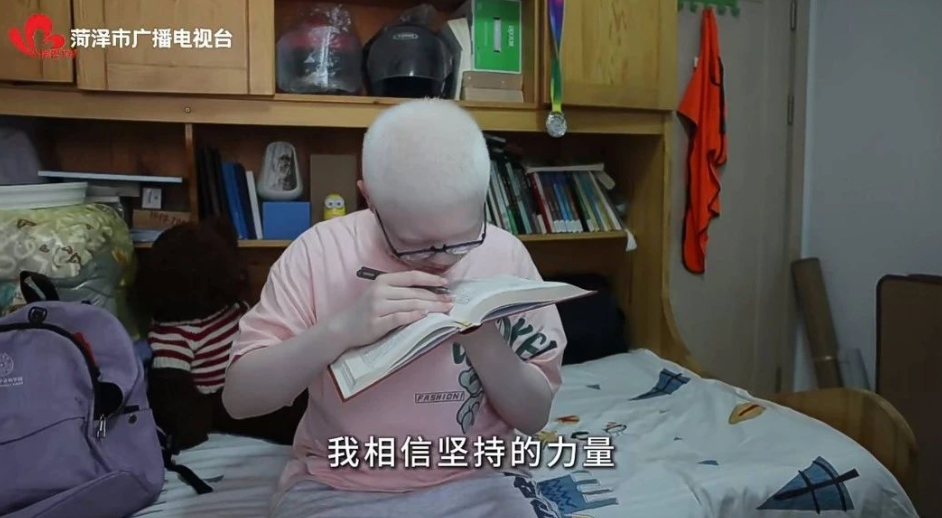 用望远镜看黑板的男孩，688分考上清华大学！