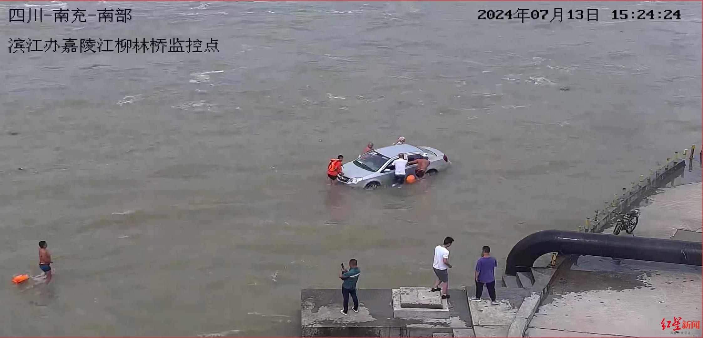 “洪水中多人推车”视频引关注，带头帮70岁老人推车的社区书记：这就是个小事情