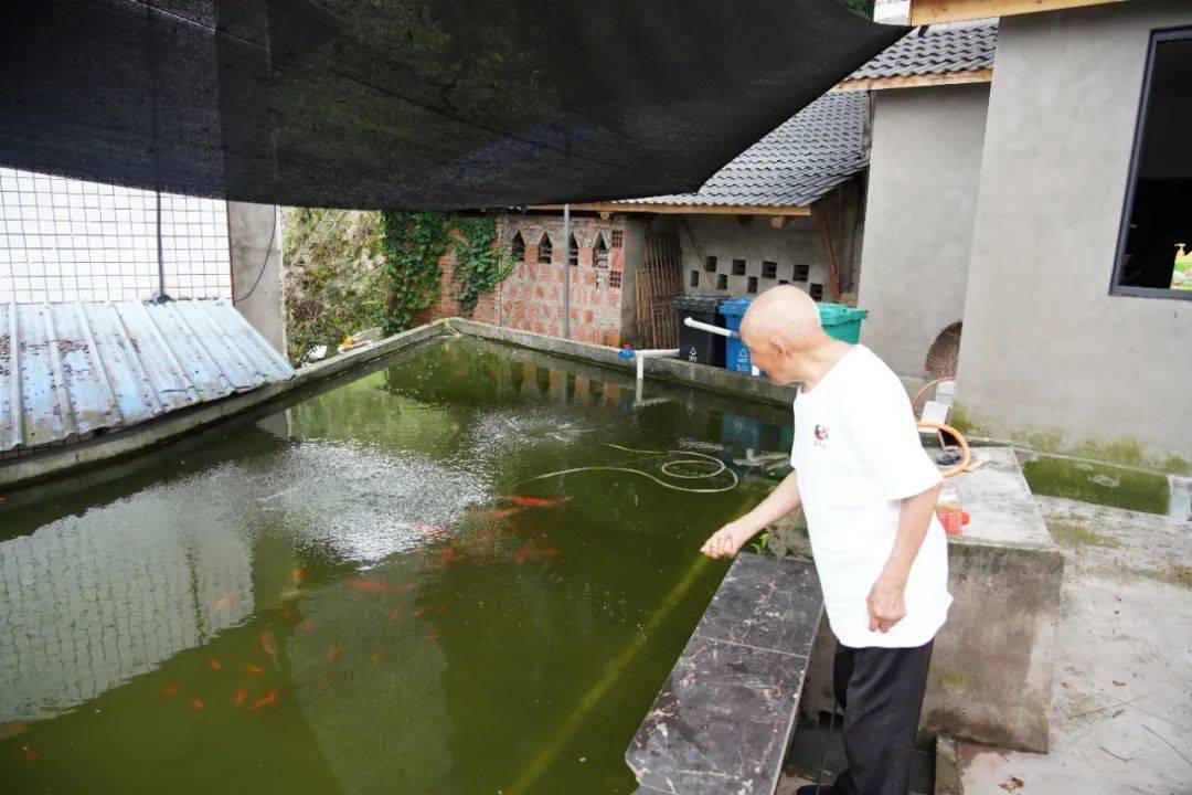 101岁爷爷给55岁孙儿雨中送伞走红 家人：他身体好得很，100岁时成功戒烟