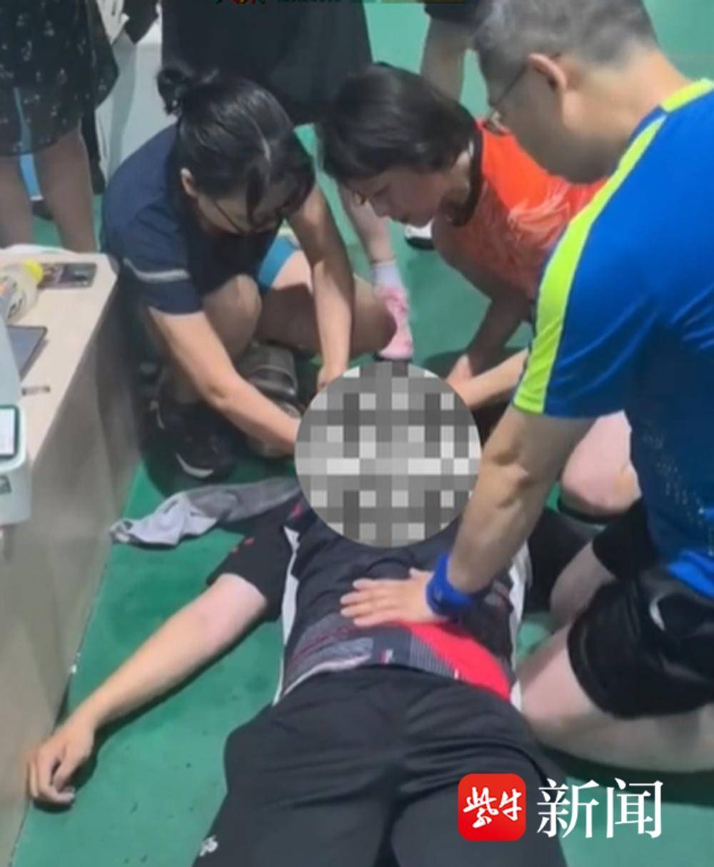 球馆内，18岁少年猝然倒地、心脏骤停后，一群医生冲了上去