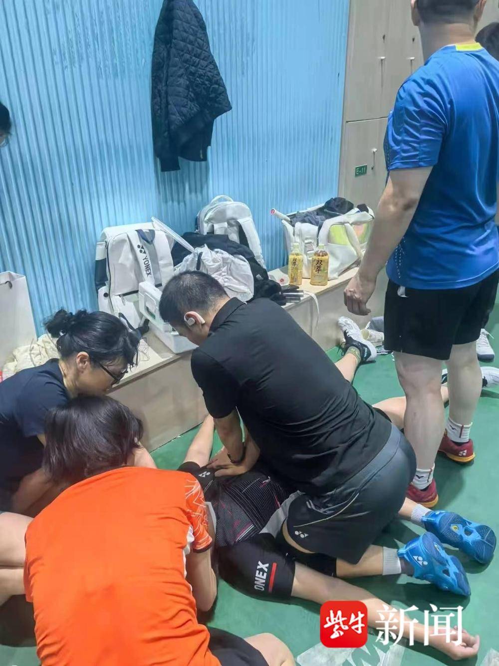 球馆内，18岁少年猝然倒地、心脏骤停后，一群医生冲了上去