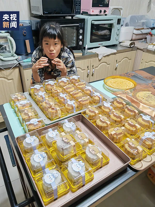 一天能卖几百元?自学烘焙的“小孩姐”火了!