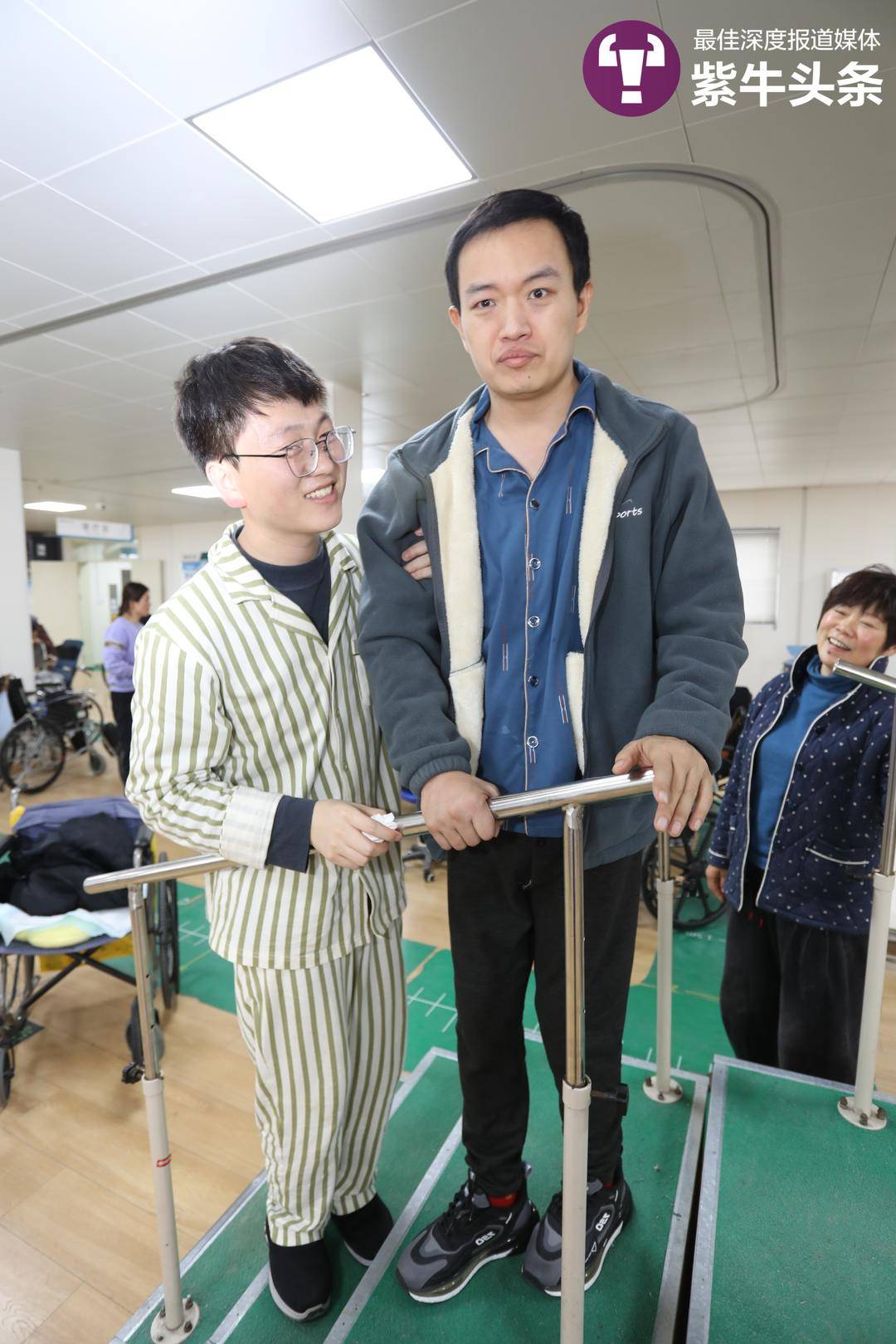 兄弟你辛苦了!父母双亡小伙突发脑梗,好友赶来日夜照顾7个多月