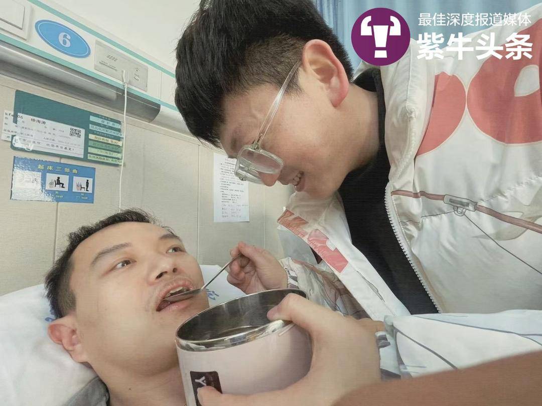 兄弟你辛苦了!父母双亡小伙突发脑梗,好友赶来日夜照顾7个多月