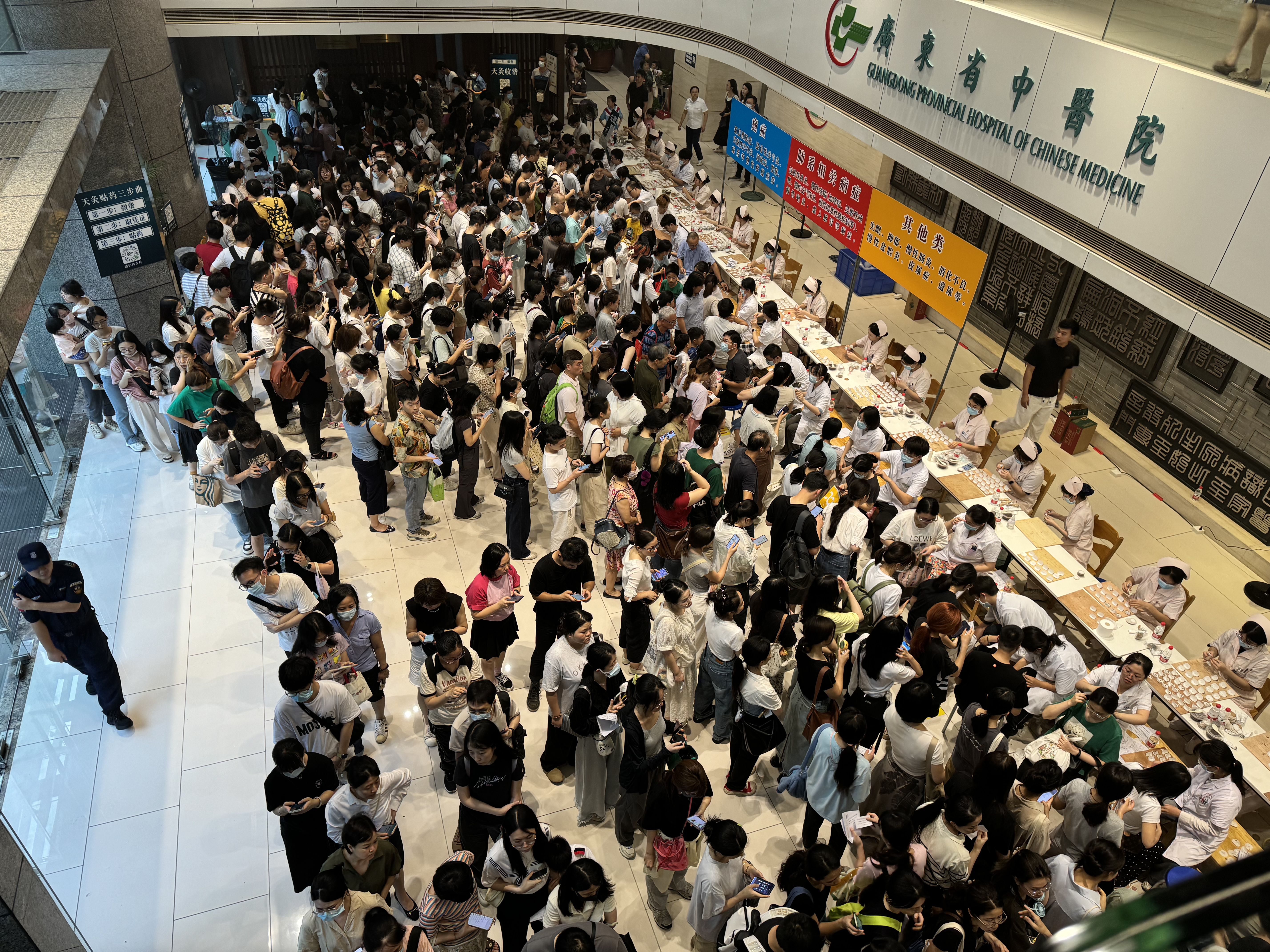 排队堪比春运！三伏贴卖得比夏天还热，有店铺单品销量超30万