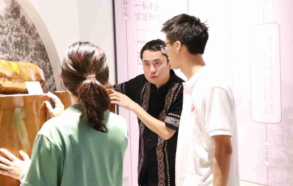 图一为讲解员讲解金丝楠木历史文化