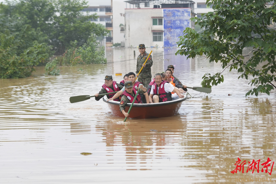湖南平江暴雨内涝 水位逼近红绿灯，正逐步下降