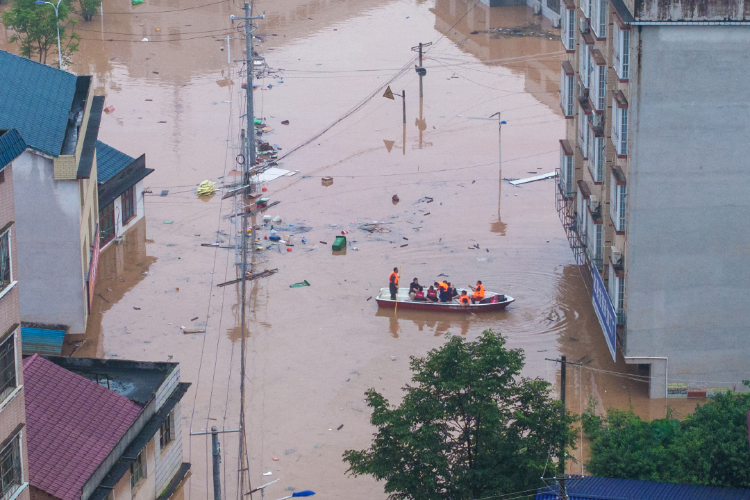 湖南平江暴雨内涝 水位逼近红绿灯，正逐步下降