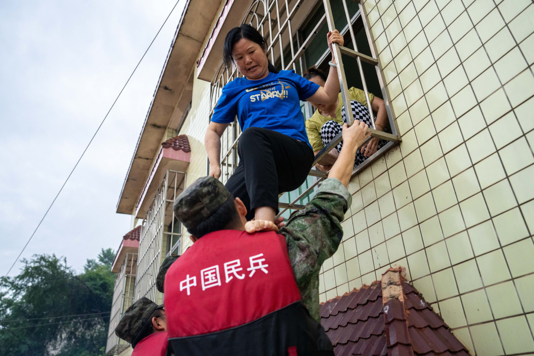 湖南平江暴雨内涝 水位逼近红绿灯，正逐步下降