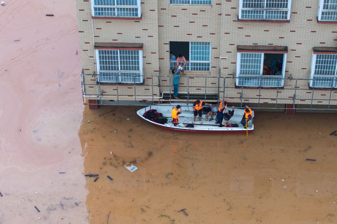 湖南平江暴雨内涝 水位逼近红绿灯，正逐步下降