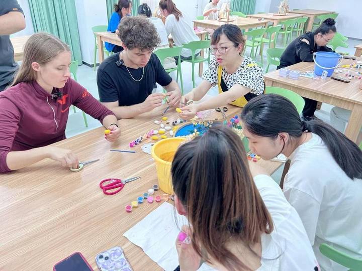 暑期出游大幕开启，“亲子研学游”相当火，机票酒店却大多比去年便宜