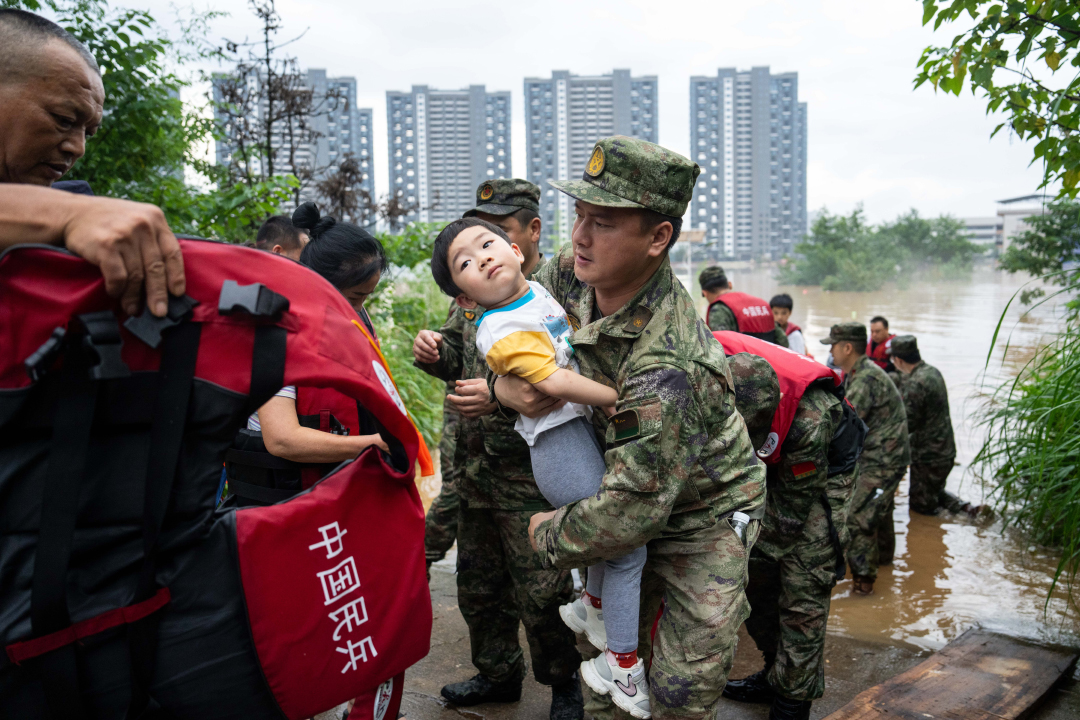 湖南平江暴雨内涝 水位逼近红绿灯，正逐步下降