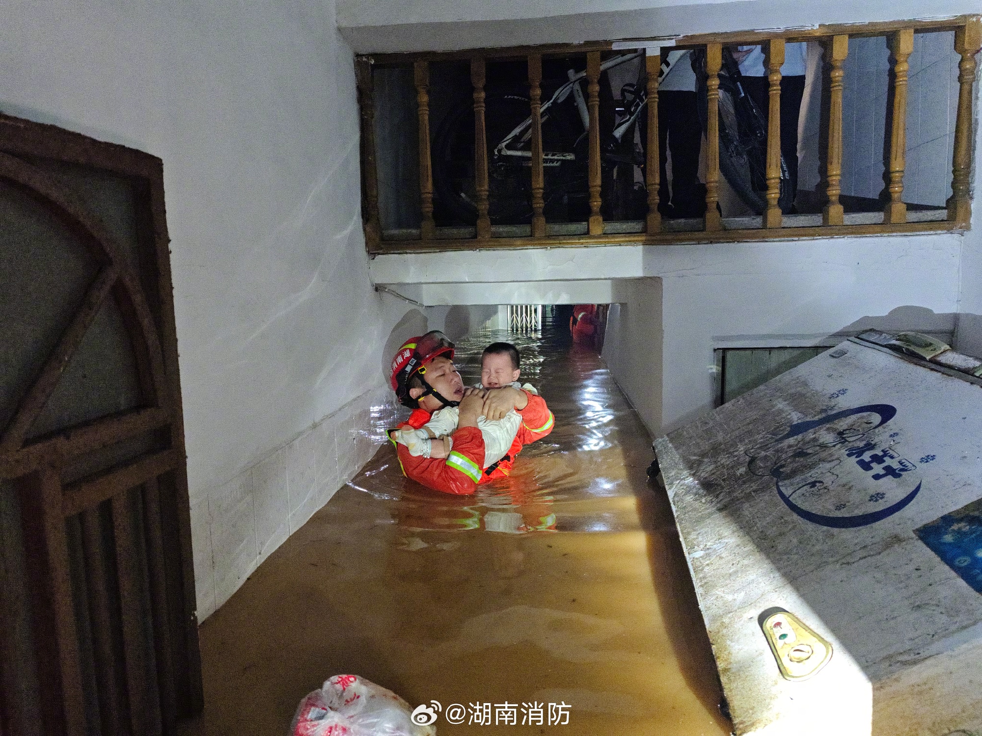 湖南平江暴雨内涝 水位逼近红绿灯，正逐步下降