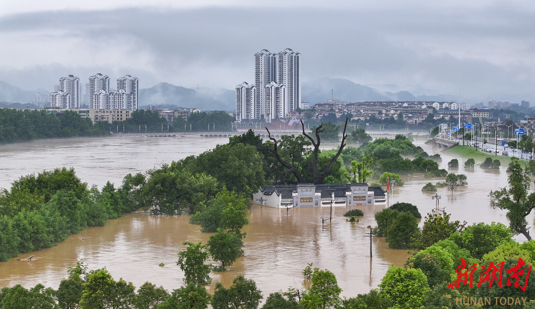 湖南平江暴雨内涝 水位逼近红绿灯，正逐步下降