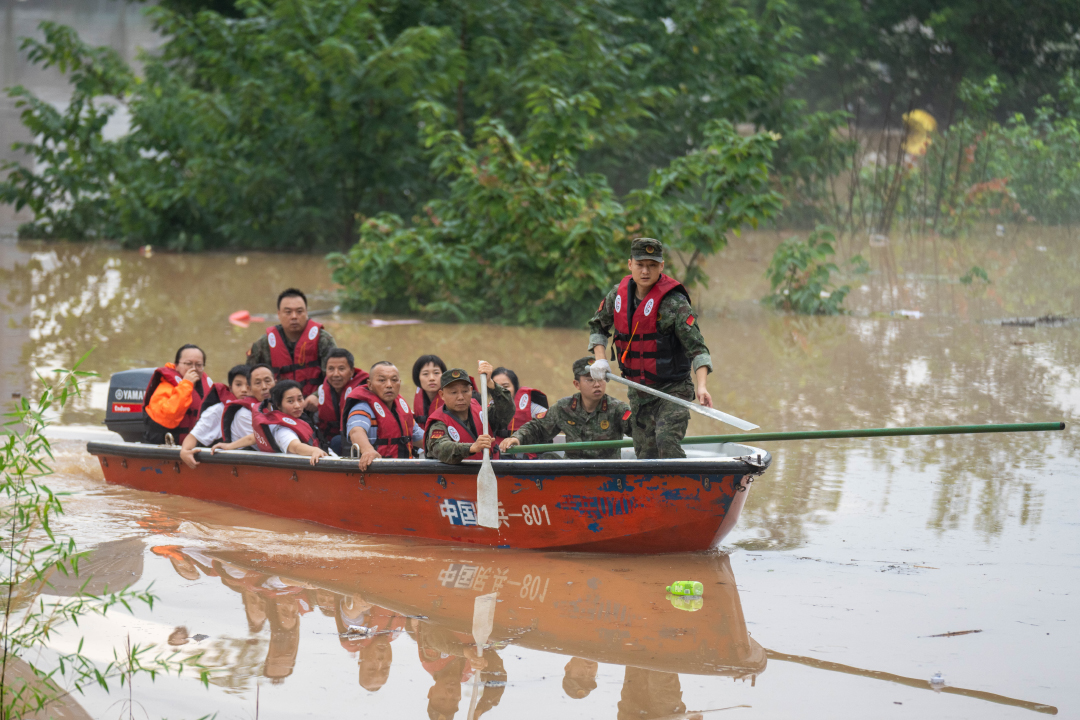 湖南平江暴雨内涝 水位逼近红绿灯，正逐步下降