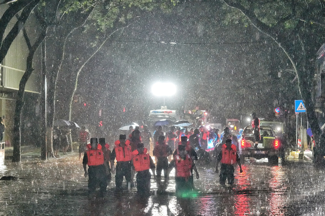湖南平江暴雨内涝 水位逼近红绿灯，正逐步下降