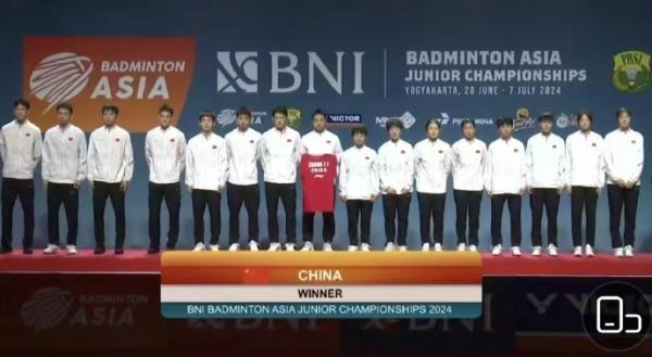 中国队羽毛球亚青赛混团夺冠，全队带着“张志杰”领奖