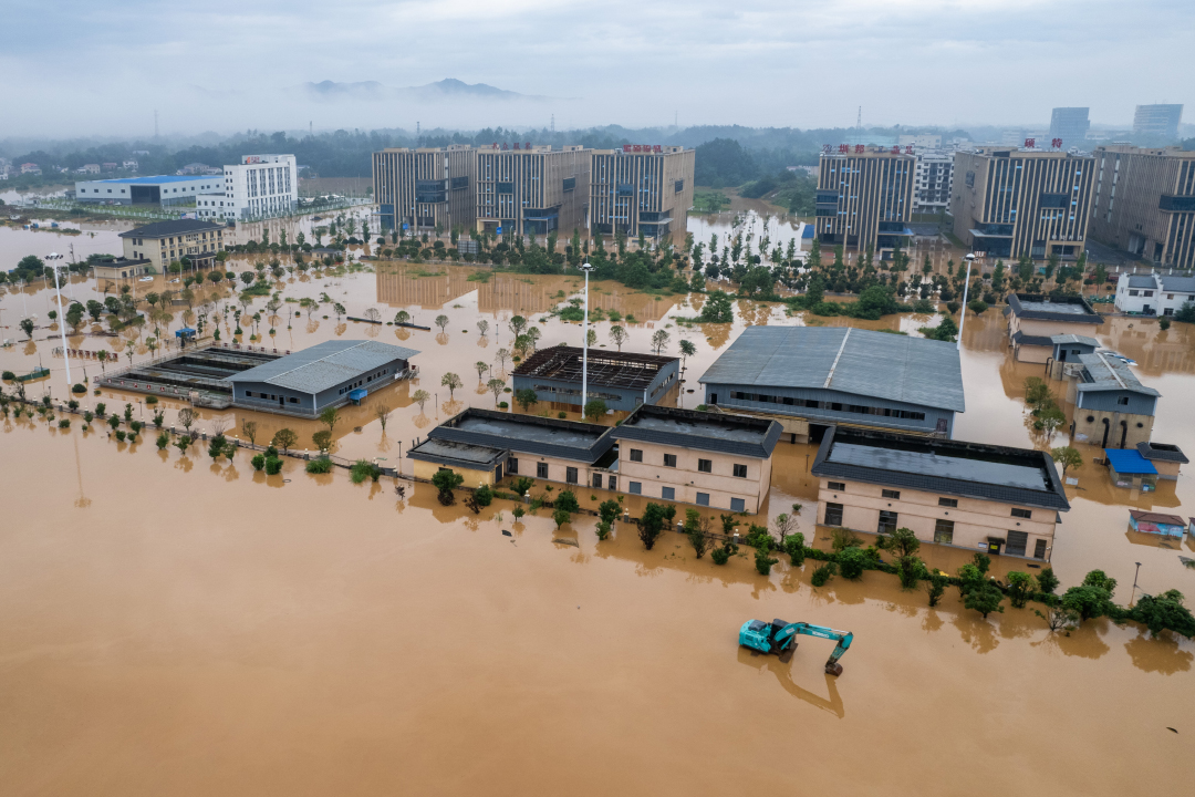 湖南平江暴雨内涝 水位逼近红绿灯，正逐步下降