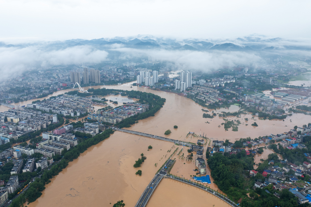 湖南平江暴雨内涝 水位逼近红绿灯，正逐步下降