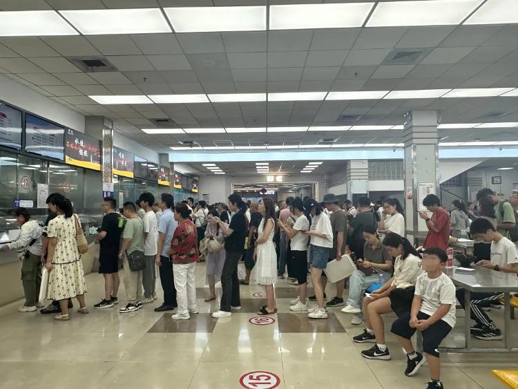 食堂座无虚席，复旦学生吐槽“没饭吃了”……原来是游客提前占座？