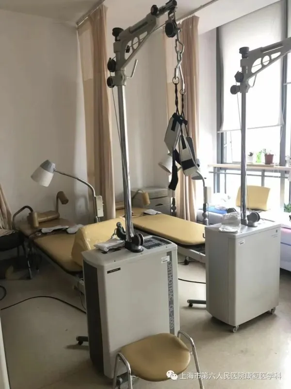 年轻人纷纷跑去医院“吊脖子”?网友晒图好笑又心酸,医生紧急提醒→