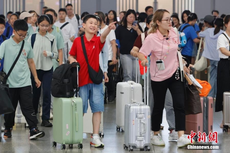 “我承担不起孩子一万元的暑假账单”准大一学生的暑假账单难倒家长