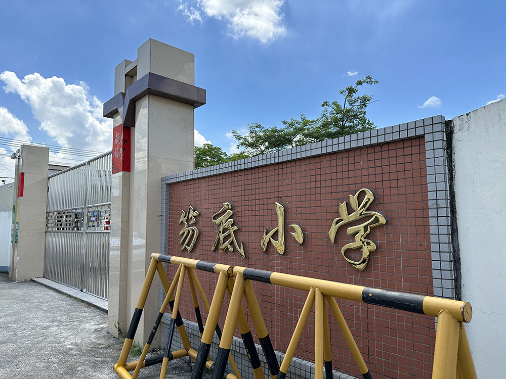 25岁青年捐建村小教学楼烂尾的十年