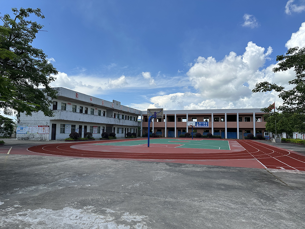 25岁青年捐建村小教学楼烂尾的十年