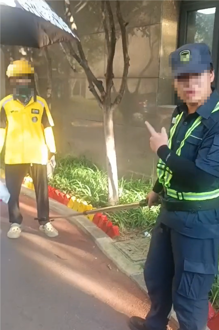武汉一外卖小哥被小区保安锁脚？物业公司回应：双方已达成和解