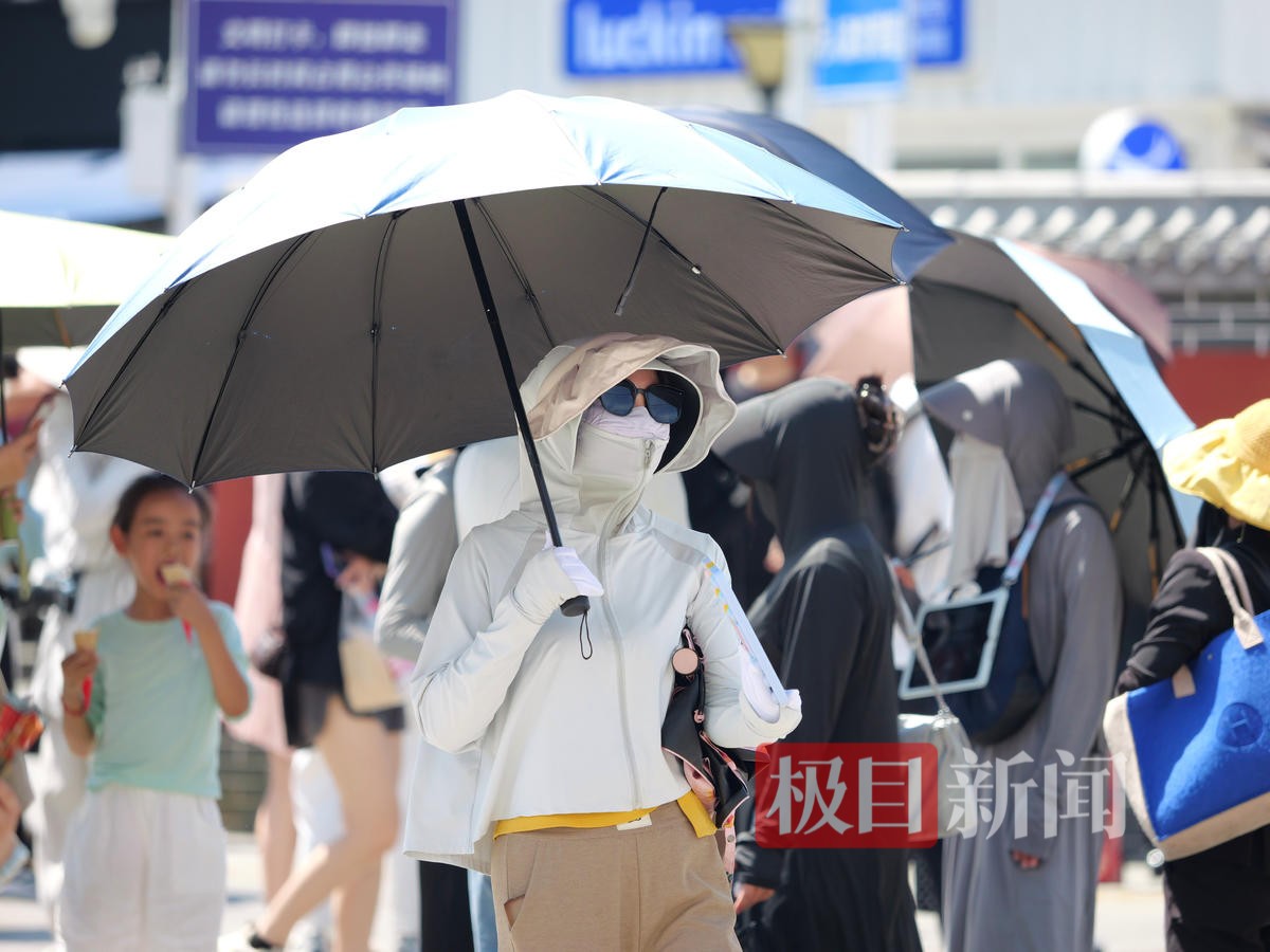 网友晒裹毯子上班照片,称“要冻死在这三伏天”!医生提示:避免空调直吹
