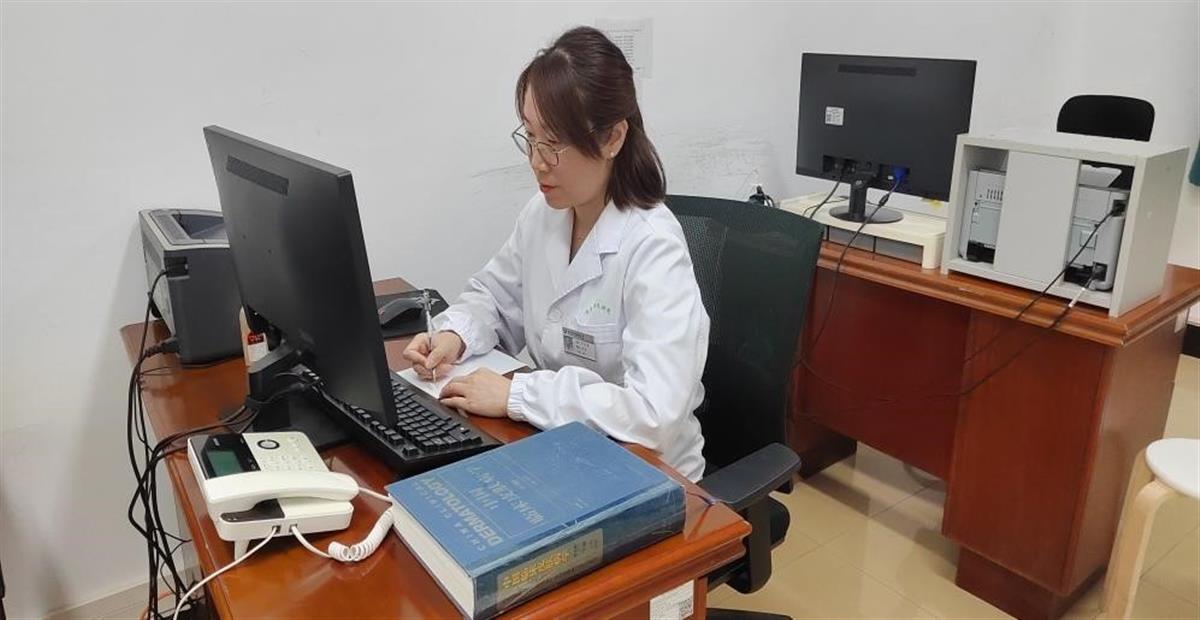 男子拍打“毒虫”引发皮肤炎症！专家：遇隐翅虫要用力吹走，千万别拍