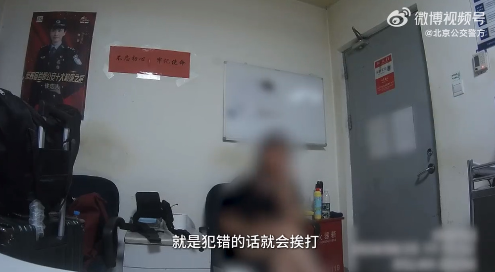 大二女生向民警吐槽卧室被父母装摄像头，网友“炸”了：令人窒息的爱！