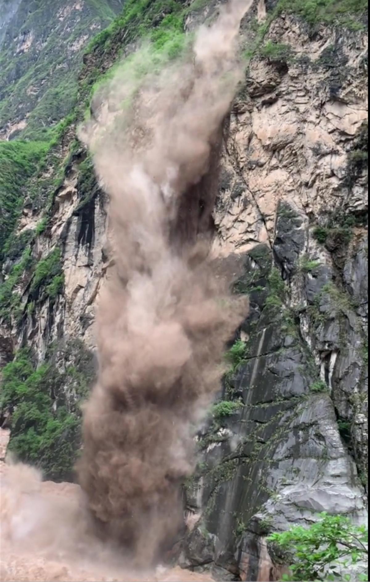 虎跳峡山体滑坡 事发时有游客在拍照，旅游局称未造成人员伤亡