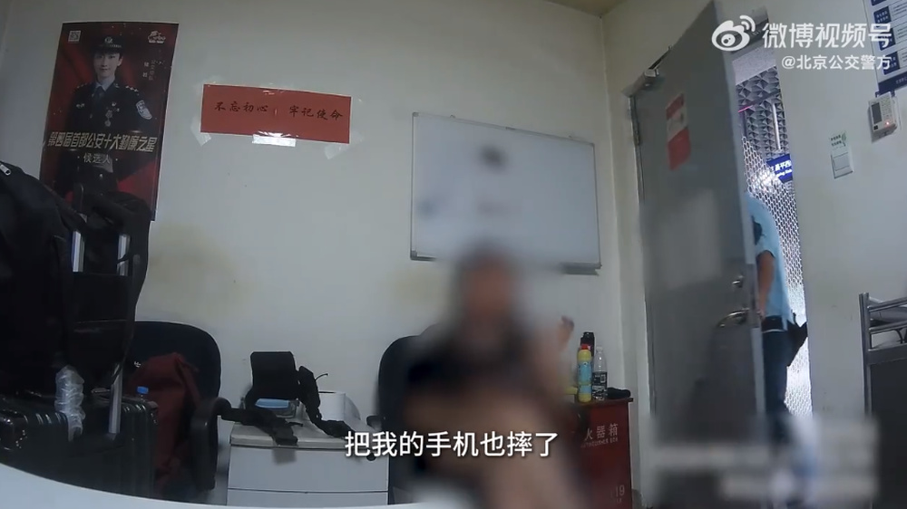 大二女生向民警吐槽卧室被父母装摄像头，网友“炸”了：令人窒息的爱！