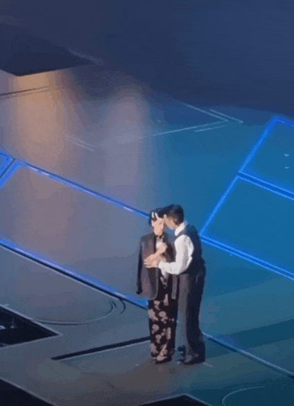 刘德华演唱会再次上演惊心一幕,升降台差点踩空!网友:好危险!