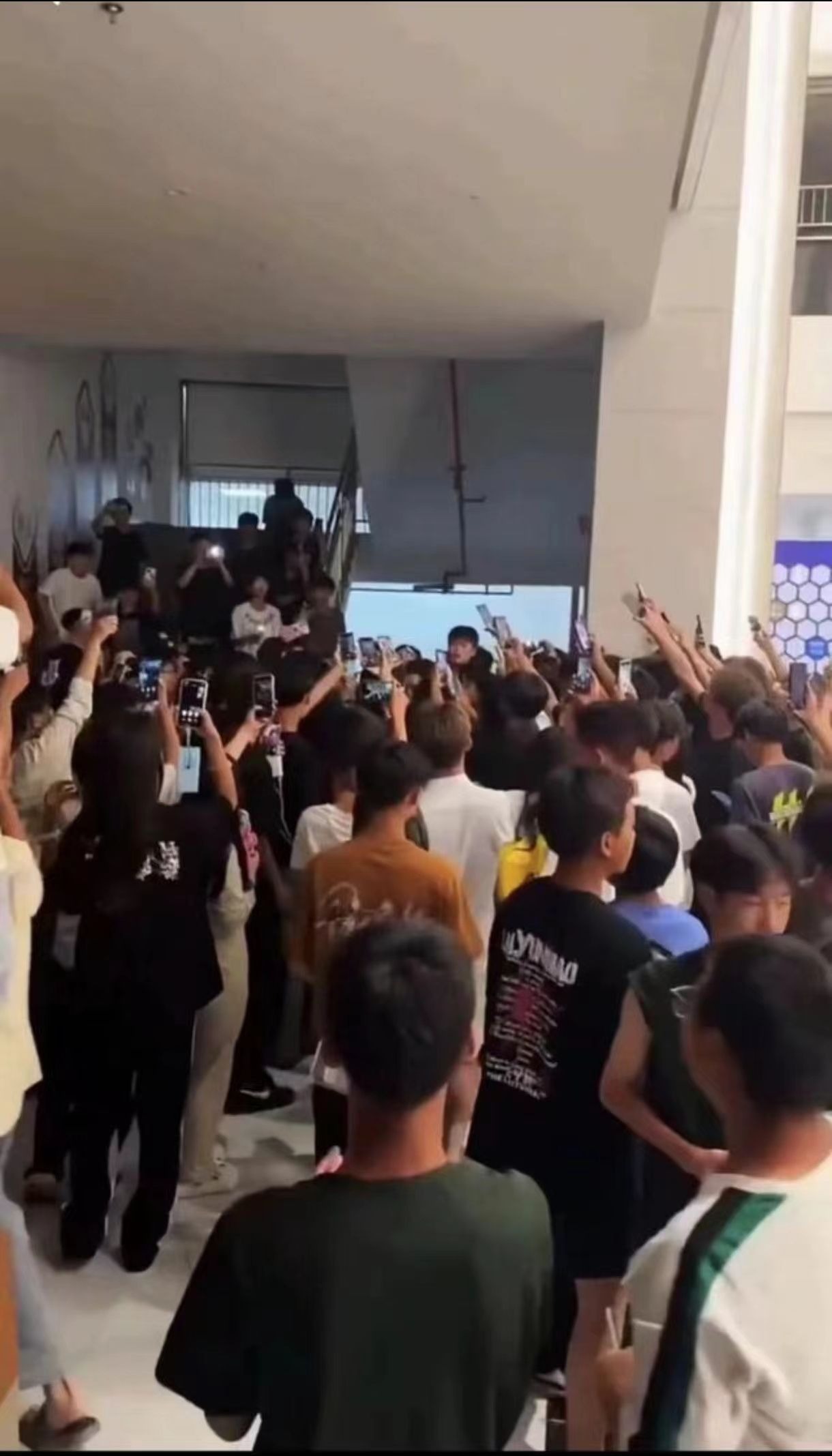 贵阳一学校违规超范围招生，2400名学生无学可上？当地教育局：已立案调查｜有料