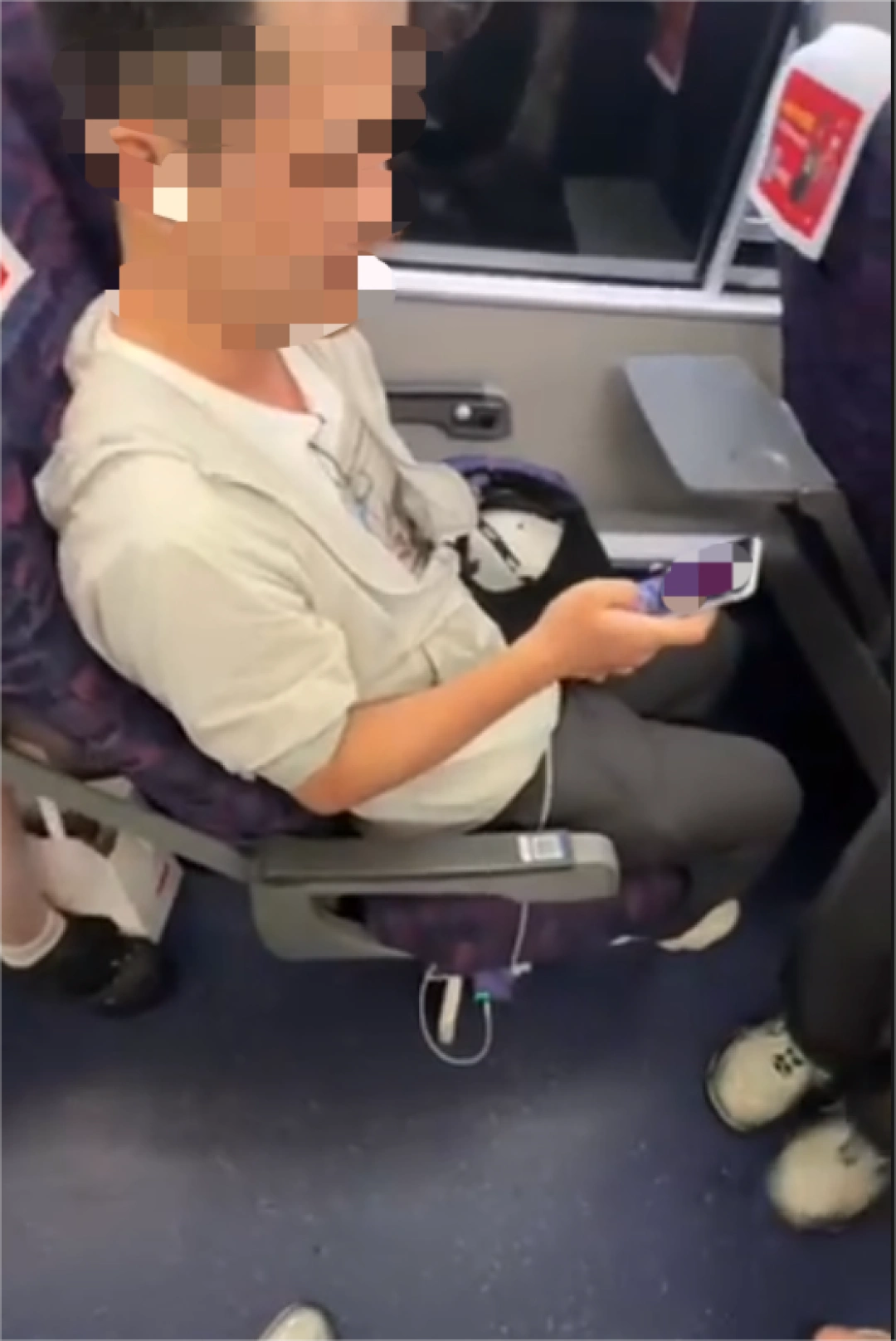 女子高铁遭遇男子霸座充电，男子拒绝离开还指责对方“一根筋”？12306提醒